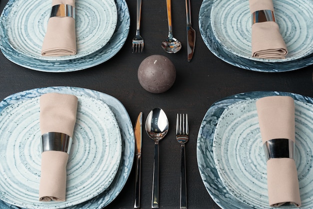 masa aranjată cu farfurii